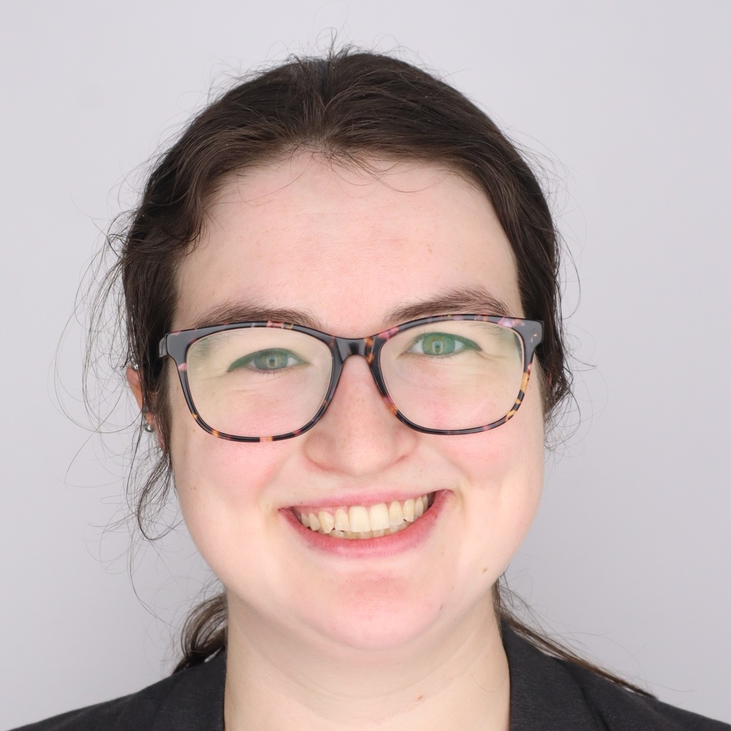 Eva Hill headshot
