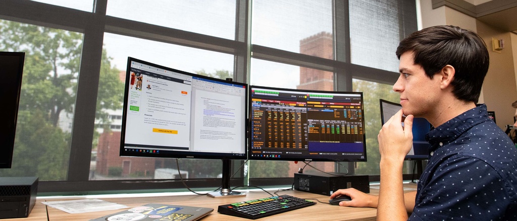 Tippie student in the Hadley Finance Lab