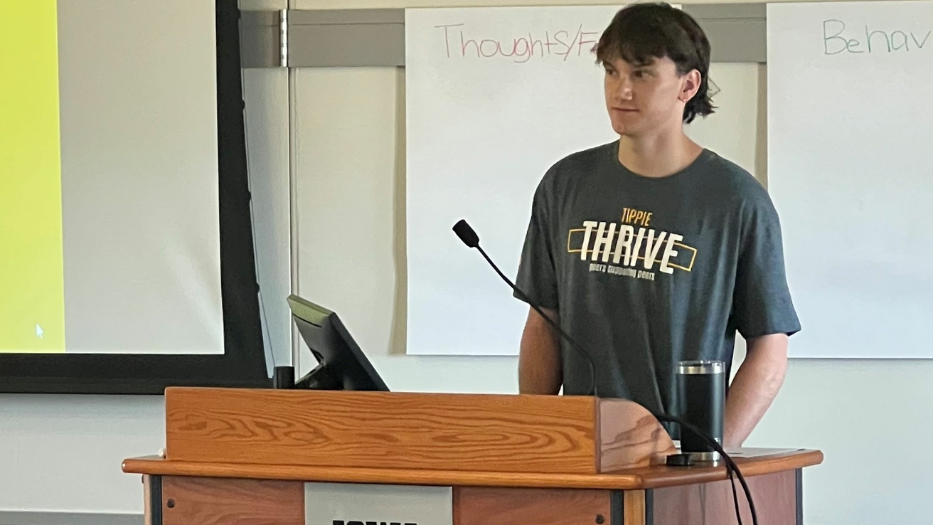 Thrive Trainer presenting a training.
